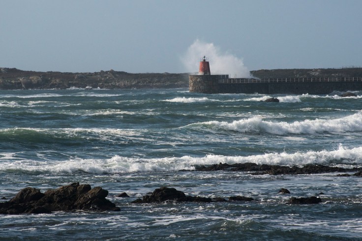 corrubedo-olas-farola-desde-ladeira.JPG
